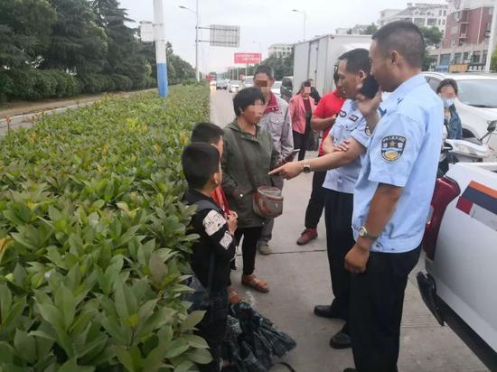 (图 民警在路边遇到了哭泣的小兄弟俩)
