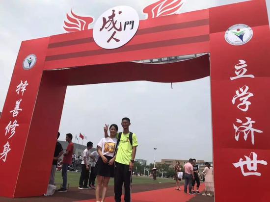 (今天上午,“00后”王恒杰和他的妈妈一起走过学校的“成人门”)