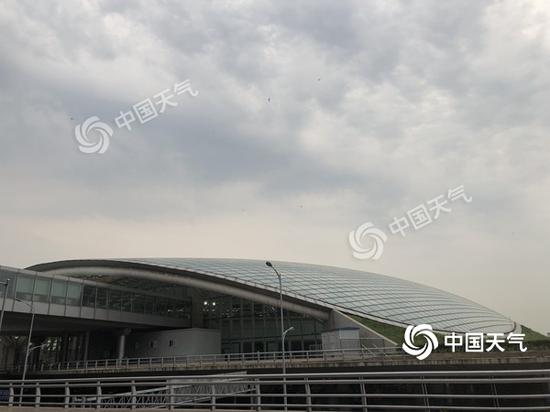 13日晨,北京天空阴沉。(图/王晓)