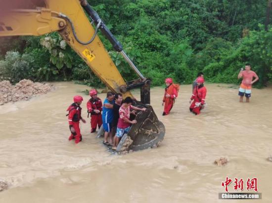 6月16日,因遭遇暴雨袭击,广西沿海多处发生严重内涝,居民被困。当地消防部门接到求助信息后,先后转移被困的居民数十人。图为利用铲车运送被困居民。