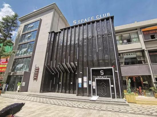 位于昆明云纺街的Space酒吧,如今大门紧闭。杨学义/摄