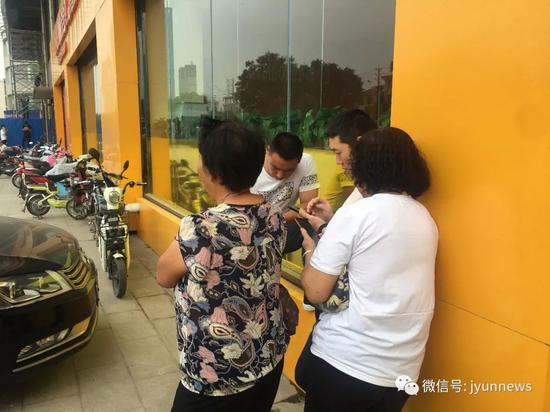 (未能进入旁听的家属在外等待)