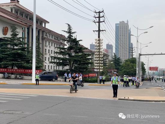 (武安市法院正门、侧门都拉起了警戒线)