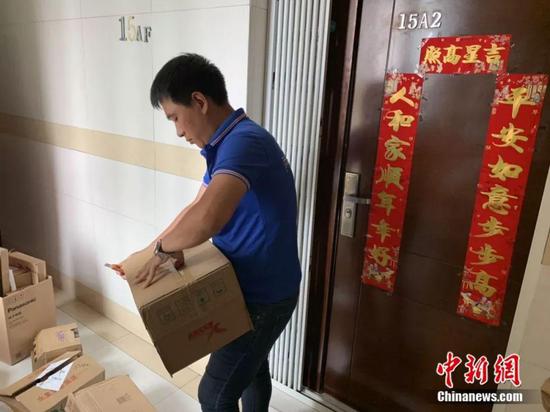 整理纸箱 中新社 李秋莹摄