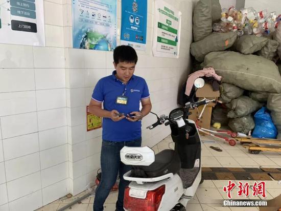 上门前先用手机联系居民 中新社 李秋莹摄