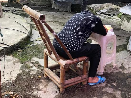 下葬前,秦容的奶奶趴在孙女的棺材前。新京报记者解蕾 摄