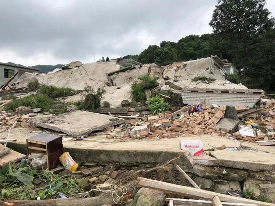 在地震中被夷为平地的房子。新京报记者解蕾 摄