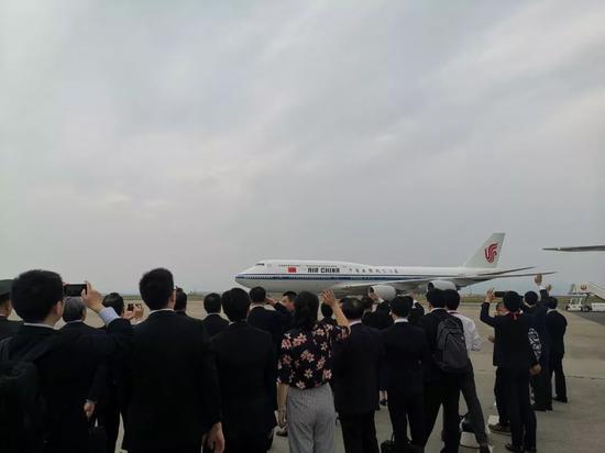 △29日下午,大阪国际机场,习主席专机即将起飞。(央视记者杨立峰拍摄)