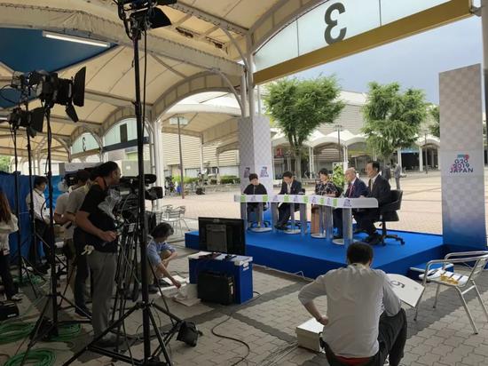△6月29日上午,大阪国际会展中心入口处的现场演播室。日本一档政治谈话节目《Wake Up! Plus》正在直播,嘉宾们讨论的高频词是“中美”。(央视记者沈忱拍摄)
