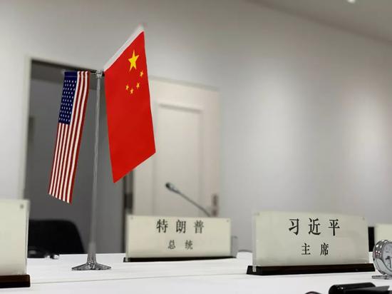 △这是当天会晤时习近平和特朗普的中文桌签。(央视记者邓睿拍摄)