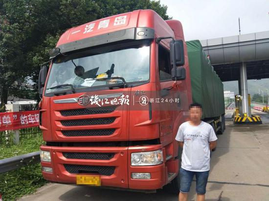 奥迪车主高速逼停大货车还索要8000元：就是斗气