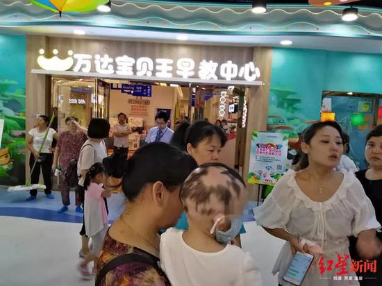 1岁多的女儿被诊断为斑秃,林女士及家人带着孩子来早教中心协商解决