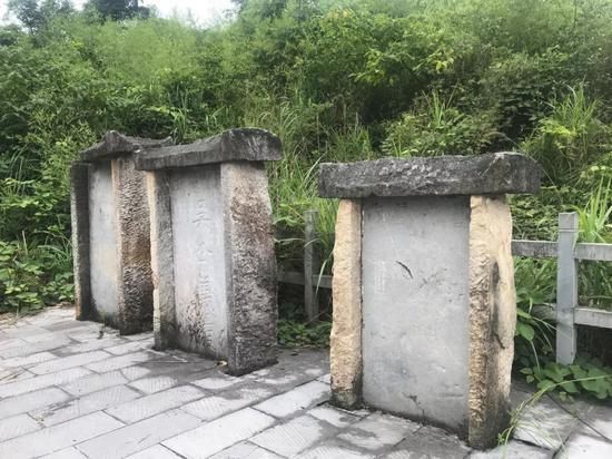 河闪渡渡口边上的古碑刻,见证了红军长征渡江的历史 央广记者陈屹摄影