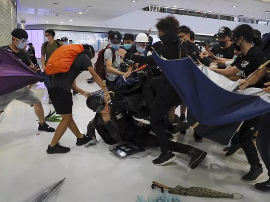 香港示威者在商场内殴打警察 (来源:文汇报)