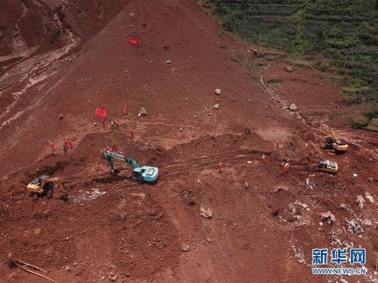 7月25日，救援人员在山体滑坡现场操作工程机械开展救援（无人机拍摄）。 新华社记者 杨楹 摄
