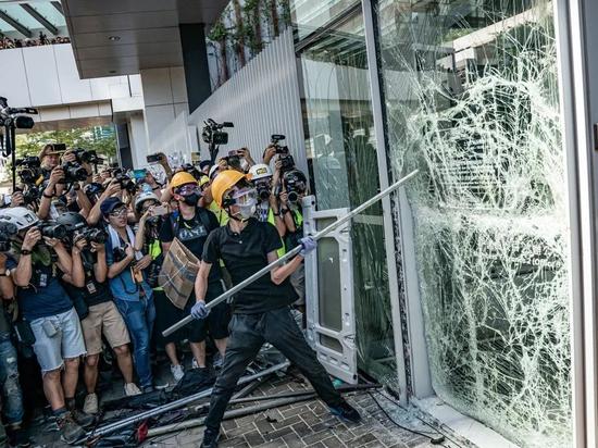 7月1日，香港反修例示威者暴力冲击占领立法会 （来源：大公报）