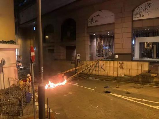 香港街头,暴徒当街点燃杂物。范凌志 摄