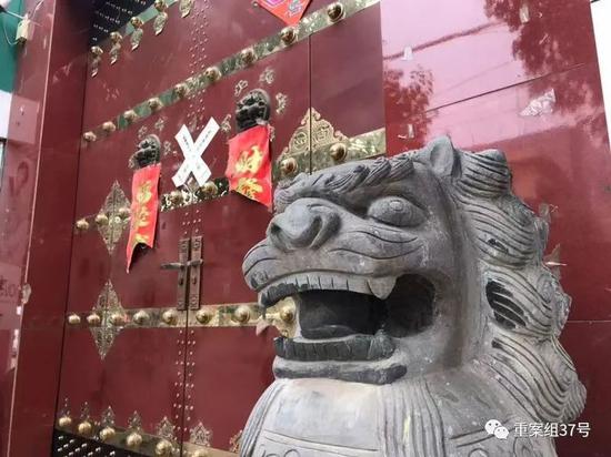 ▲释永旭在河南偃师的一处住所,大门被公安机关贴上封条。新京报记者 雷燕超 摄