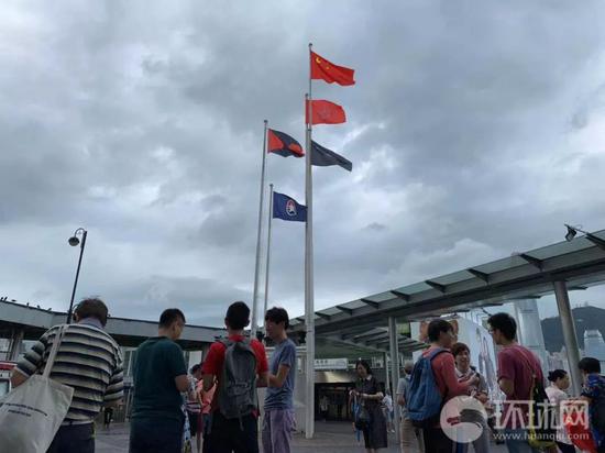 爱国爱港人士今晨组“护旗队” 防反对派伤国旗|陈青青