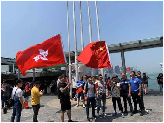 爱国人士在现场手持国旗。环球时报-环球网记者 付国豪 摄