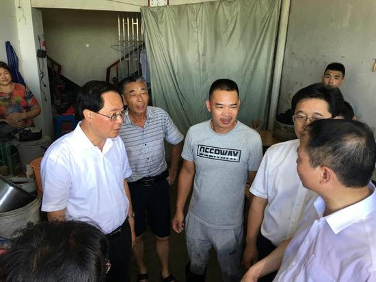 11日上午,省委书记车俊赴临海指导抢险救灾。浙江新闻客户端 记者 梁臻 摄
