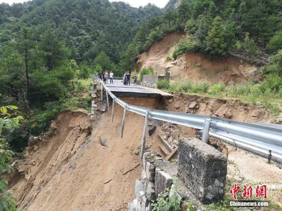 8月11日,绩溪X081家荆公路被雨水冲断。台风“利奇马”给安徽东部地区带来强降水,造成公路交通中断。中新社发 钟欣 摄