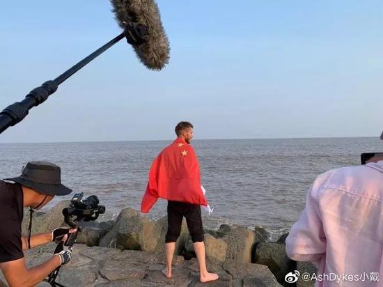 鈻插皬鎴磋韩鎶腑鍥藉浗鏃楃珯鍦ㄩ暱姹熷叆娴峰彛銆傦紙灏忔埓寰崥鎴浘锛