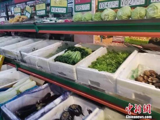 图为北京丰台区一家超市的蔬菜区。谢艺观 摄