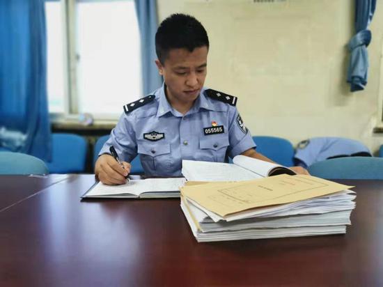 『(』『图』『:』『北』『京』『市』『大』『兴』『公』『安』『分』『局』『扫』『黑』『队』『队』『长』『张』『玄』『烨』『。』『)』