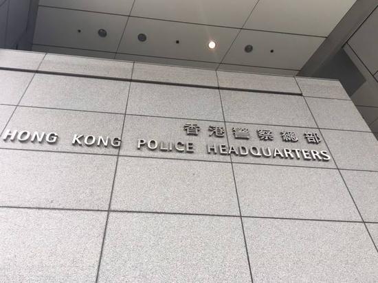 港警斥外媒记者:我同事被刺伤你还说这不是暴力 港警斥外媒记者:我同事被刺伤你还说这不是暴力