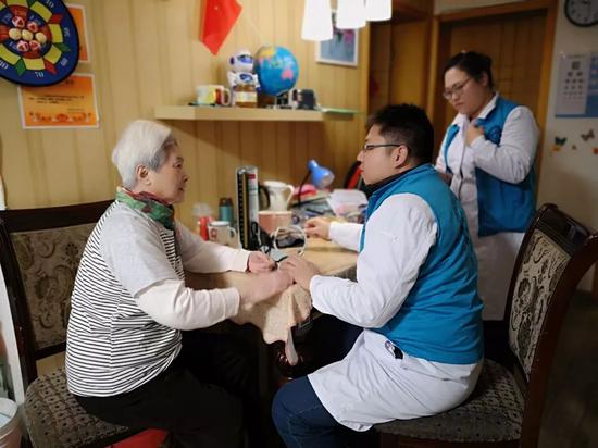 医护人员正对幸存者老人进行健康呵护(图/受访者提供)