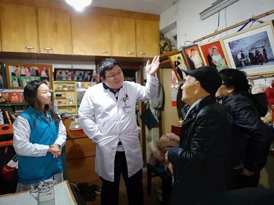 医护人员上门访视幸存者老人(图/受访者提供)