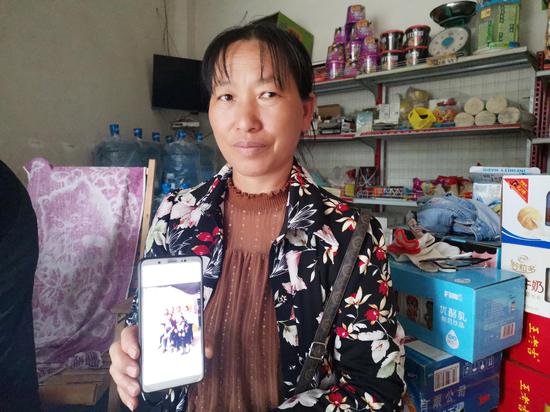 ↑小李的親生母親手機里存著一家人的合照