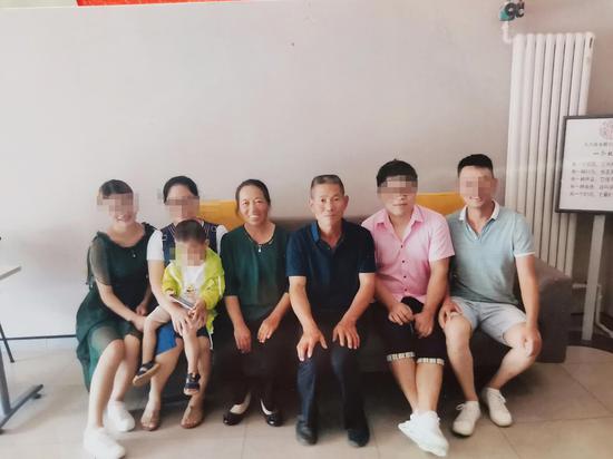 ↑汪大姐夫婦和親生兒子小劉(右二)一家及養子小李(右一)