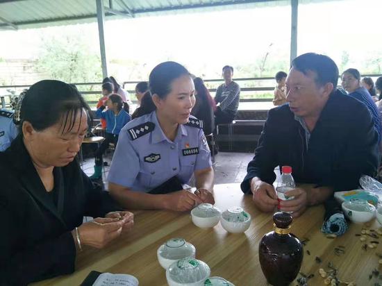 ↑涼山公安民警駱敏和小李親生父母