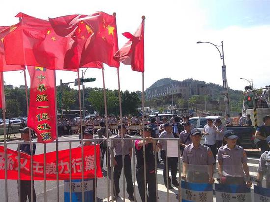 1528796051227578.jpg 台民众举五星红旗抗议“美国在台协会”新址启用(中时电子报)