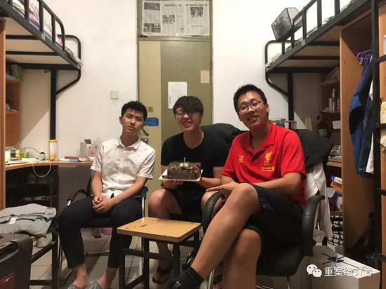 ▲施汉铭与室友一起庆祝20岁生日。受访者供图