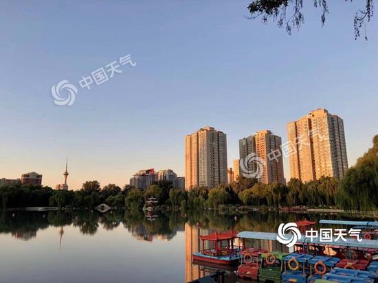 今晨北京天空晴朗,户外凉意十足。(图/王晓)