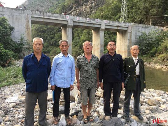 右起:赵永贵、李先辉、安美蛟、甘宗良、杨发政,背后是他们主持修通的“铁桥村大桥”。