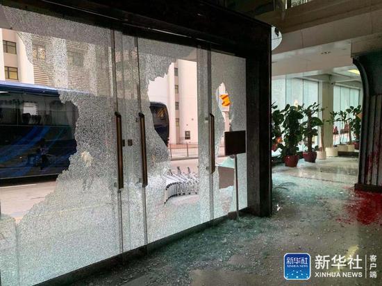  ↑11月2日下午，位于香港的新华社亚太总分社办公大楼遭暴徒打砸破坏。新华社发