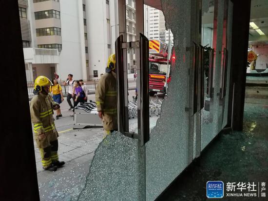  ↑11月2日，消防队员赶到新华社亚太总分社办公大楼查看火情。11月2日下午，位于香港的新华社亚太总分社办公大楼遭暴徒打砸破坏。新华社发