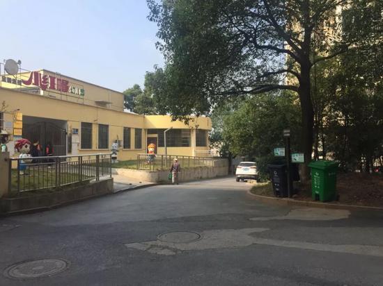 今日女报/凤网记者发现,在嫌疑人冯某华行凶地大约20米处,是一所幼儿园。