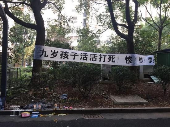 11月7日,在罗星遇害的地方,有好心市民点上蜡烛、献上鲜花纪念。