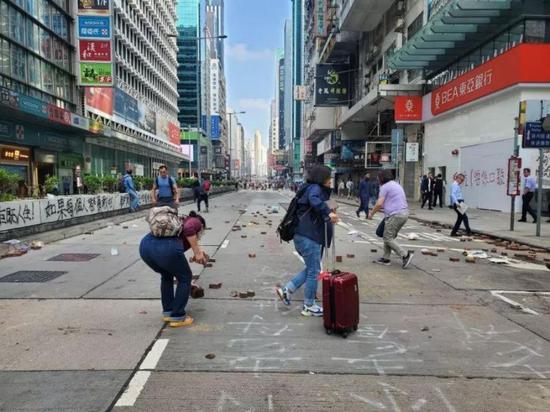 (图:香港市民清理路障现场)