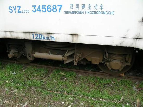 图为DMU型内燃双层动车组车底,该型动车组构造速度仅有120公里,而且车底空间过于狭窄,检修困难