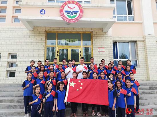 图为刘军岗与学生们合影。北京援疆指挥部供图