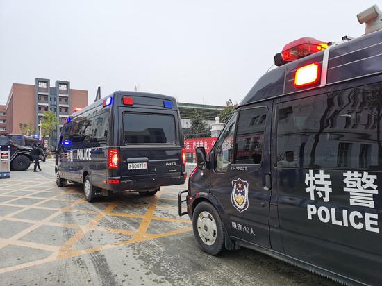  12月17日早上，押解杜少平、罗光忠等14名被告人的警车驶入法院。  澎湃新闻记者 朱远祥 摄