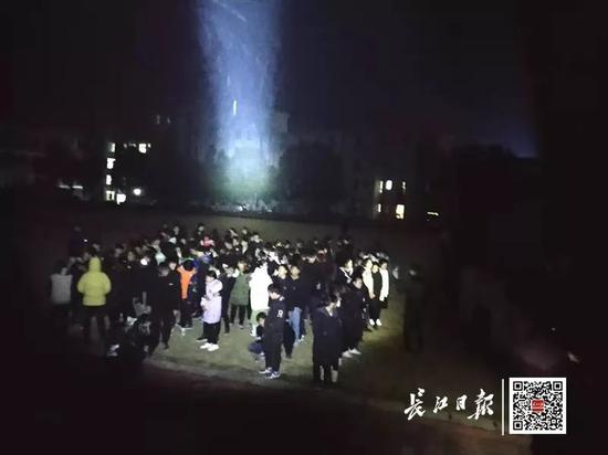 图为操场上的学生 鲁老师供图