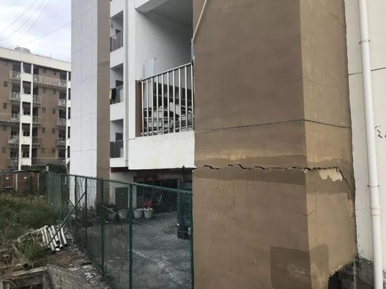 “独山大学城”的校舍底部有显著裂痕,质量堪忧(新华社记者李惊亚2019年11月19日摄)