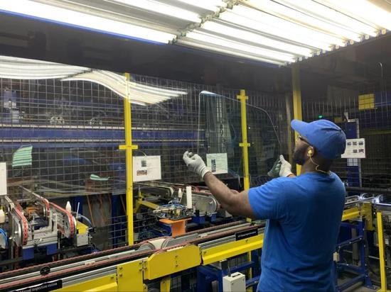  2019年7月27日，在美国俄亥俄州代顿市的福耀工厂，一名员工检验玻璃外观。新华社发（王铁汉摄）